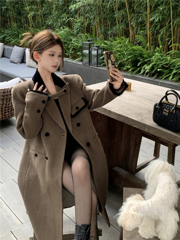 Real shot of autumn and winter retro contrasting color furry stitching brown woolen coat jacket with cotton for women