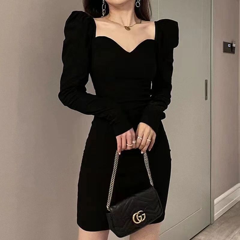 高級感法式泡泡袖黑色方領連衣裙女短裙包臀赫本風早秋新款小黑裙