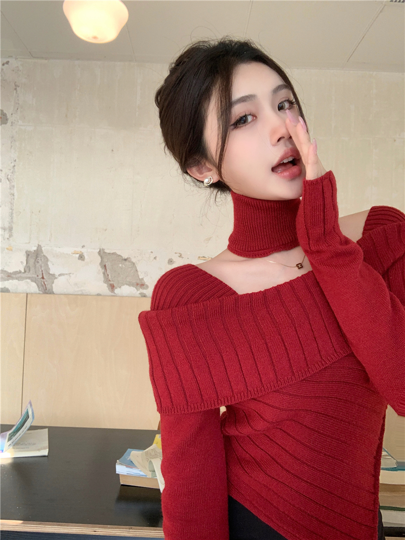 Real shot of women with irregular winter design, soft and waxy slim sweater, halter neck, off-shoulder sweater top
