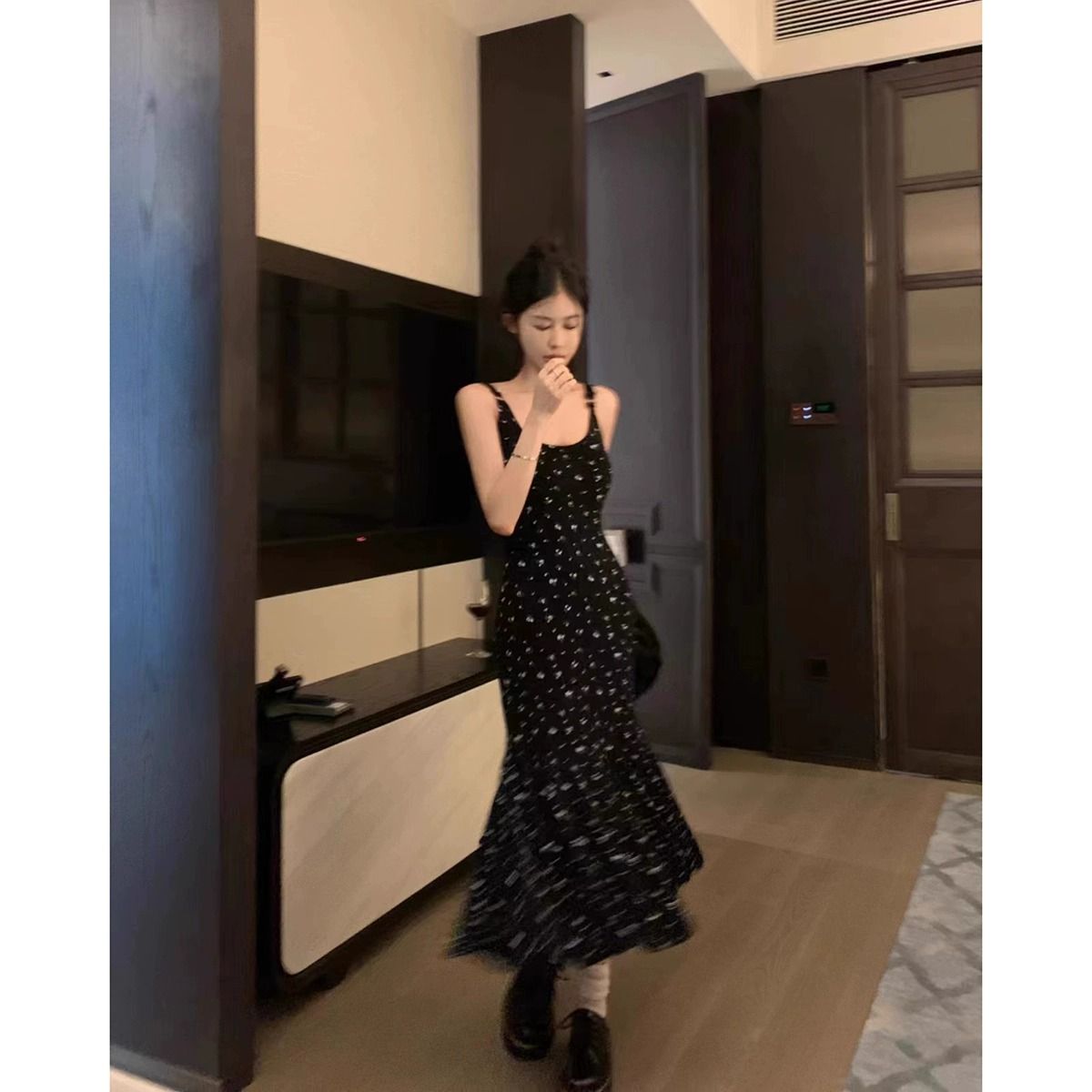 法式碎花吊帶連衣裙女秋季2023新款高級感收腰顯瘦長款氣質魚尾裙