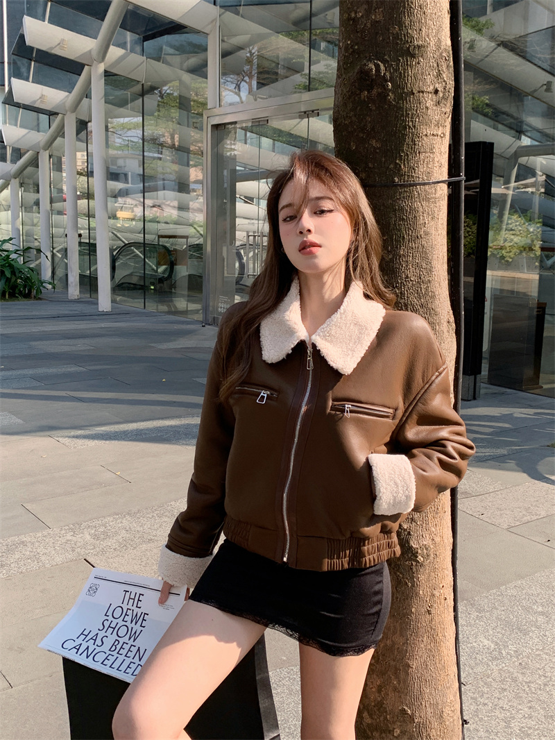 Real shot spliced ​​leather jacket for women autumn and winter 2023 new warm plus velvet thickened short motorcycle jacket