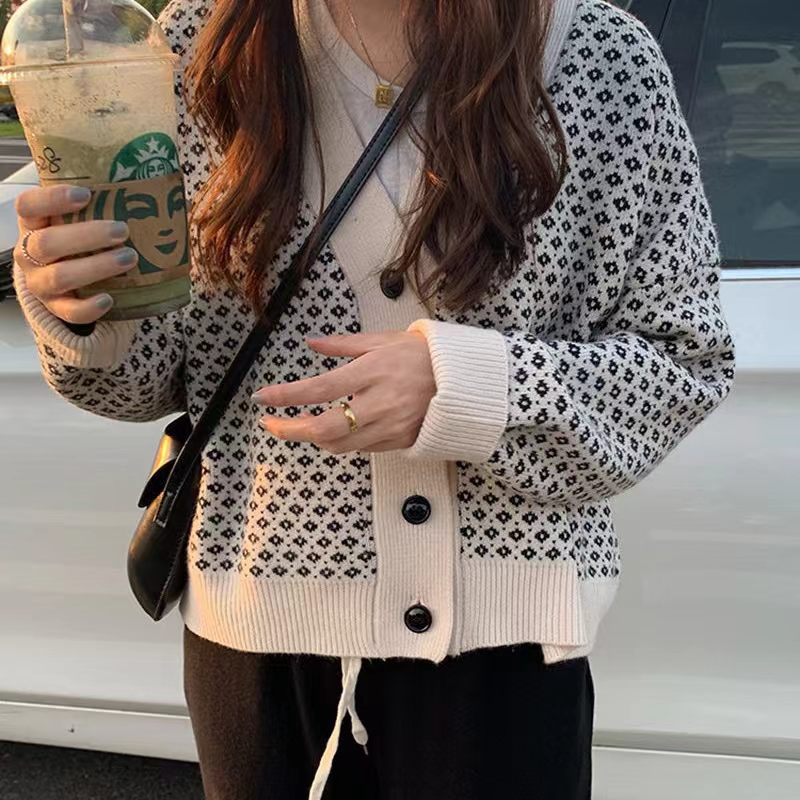 Autumn and winter retro black and white jacquard color block V-neck knitted cardigan for women loose lazy style short thickened sweater jacket