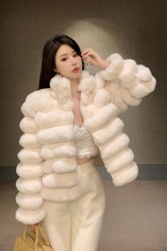 Actual shot of sweet and cool French light luxury temperament and high-end niche Korean style loose soft waxy stand-up collar furry short jacket