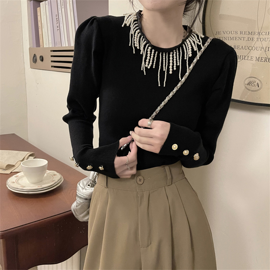 Actual shot of T-shirt for women, Korean round neck, pearl decoration, autumn slimming, slimming, long-sleeved short top