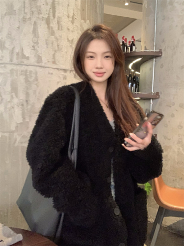 Actual shot of black lamb wool coat for women in autumn and winter black wool loose plush fur all in one