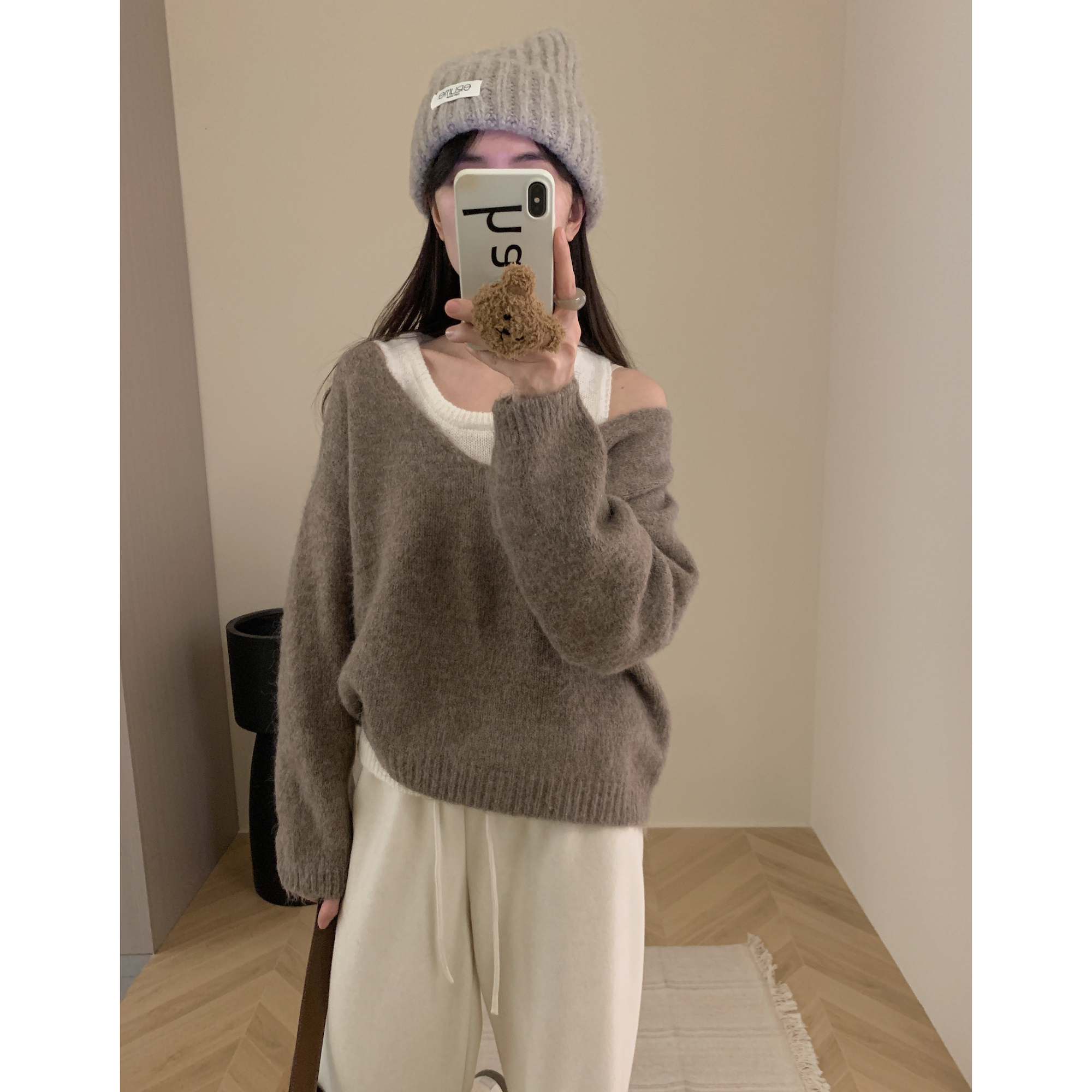 Actual shot of warm autumn and winter woolen vest vs v-neck sweater two-piece set