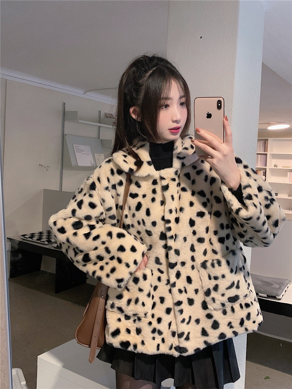 Real shot of winter lamb wool imitation fur jacket for women, fashionable irregular polka dot loose short thickened plush top