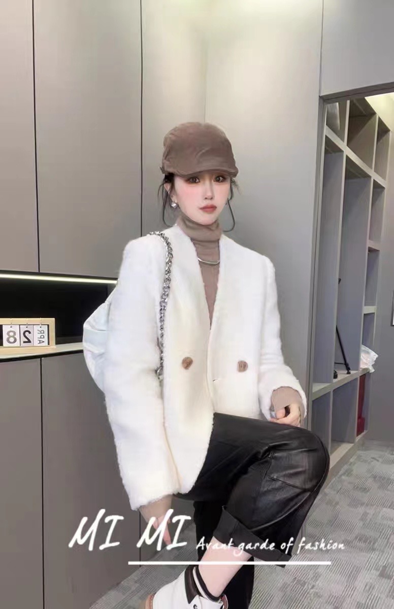 European station v-neck grain wool short coat for women 23 autumn and winter fashionable European style small fragrant lamb wool top
