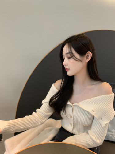 韩国chic新款设计感露肩单排扣长袖针织衫