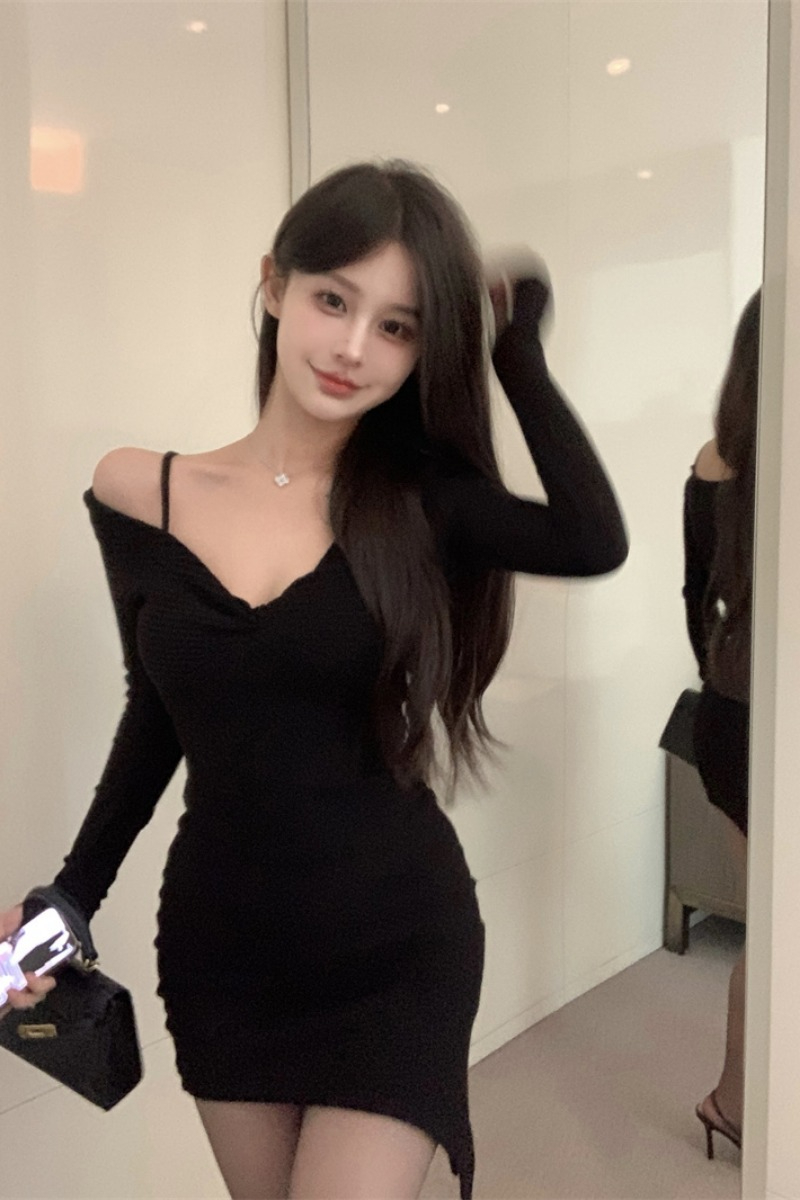 黑色長袖v領露肩連衣裙女秋冬性感辣妹不規則收腰緊身包臀短裙子