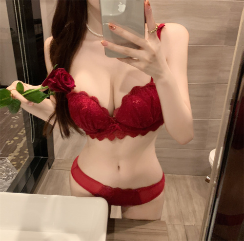 Real shot of New Year's red lace red underwear without wires and removable shoulder straps bra set