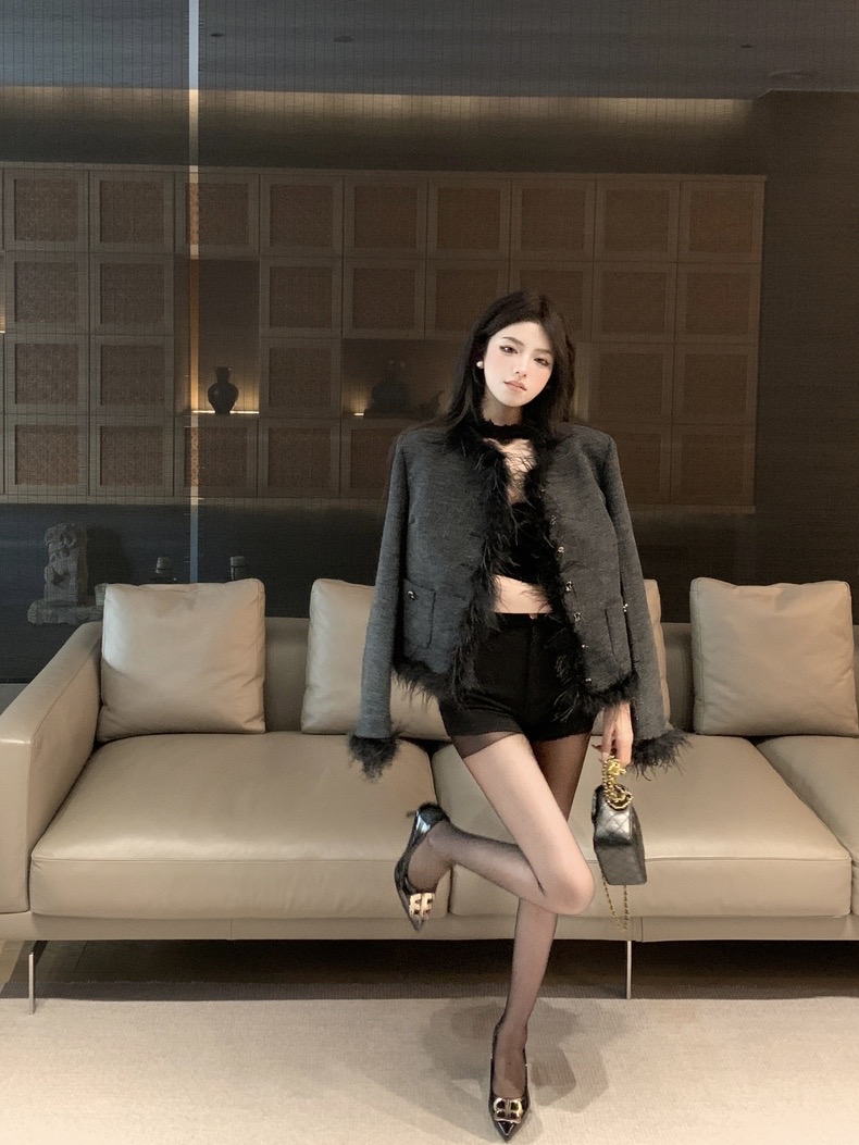 Real shot of ostrich feather contrast stitching long-sleeved v-neck short coat for women in autumn and winter elegant lady loose cardigan