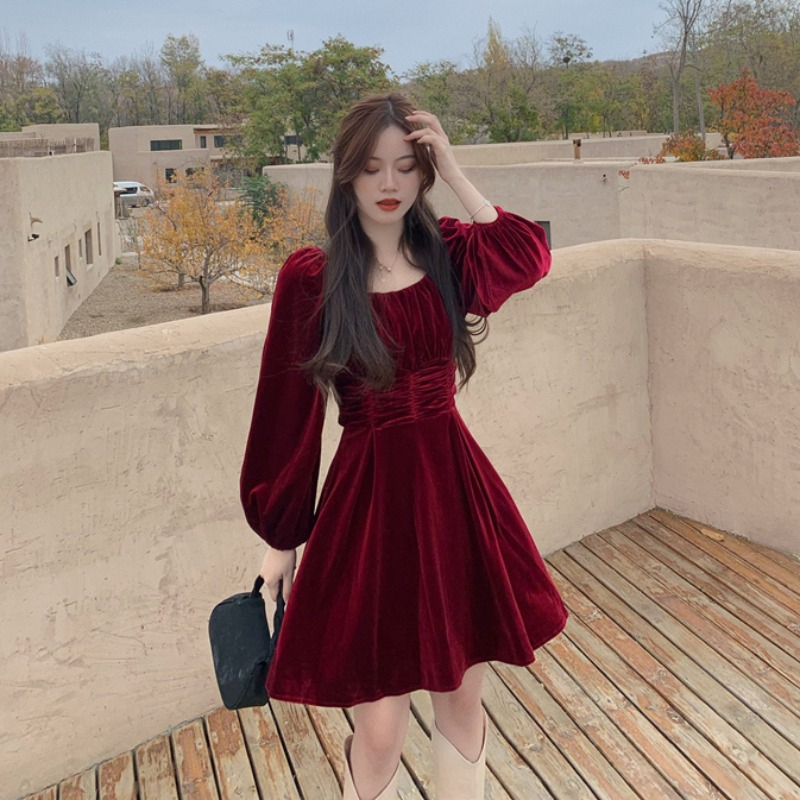 High-end red gold velvet dress for women 2023 early autumn and winter new French retro Hepburn style square neck skirt