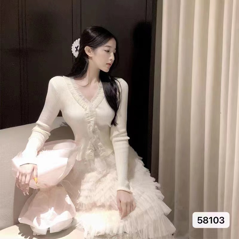法式甜美粉色V領木耳邊針織衫秋季新款設計感溫柔純欲風短款上衣