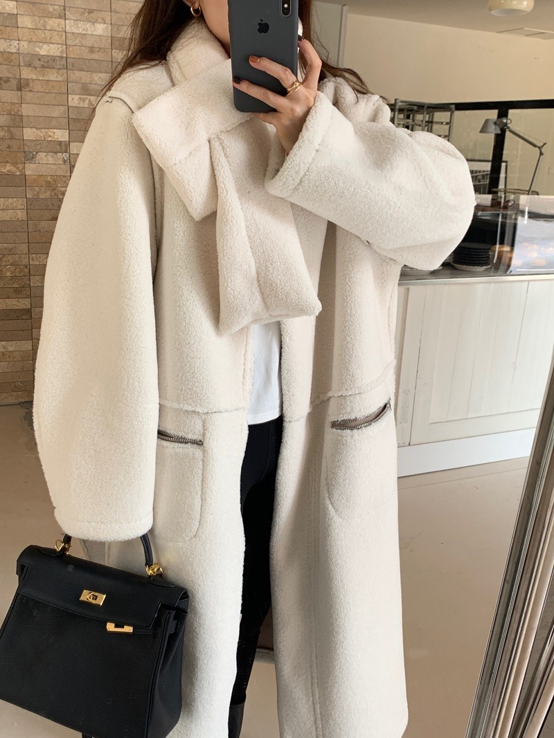 Actual shot of Korean casual, versatile and stylish lamb fur all-in-one mid-length warm jacket with scarf