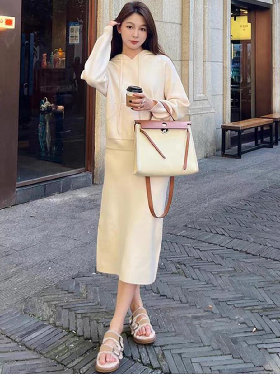 Soft and waxy casual knitted suit for women 2023 autumn and winter new hooded sweatshirt fashion slimming skirt two-piece trendy set