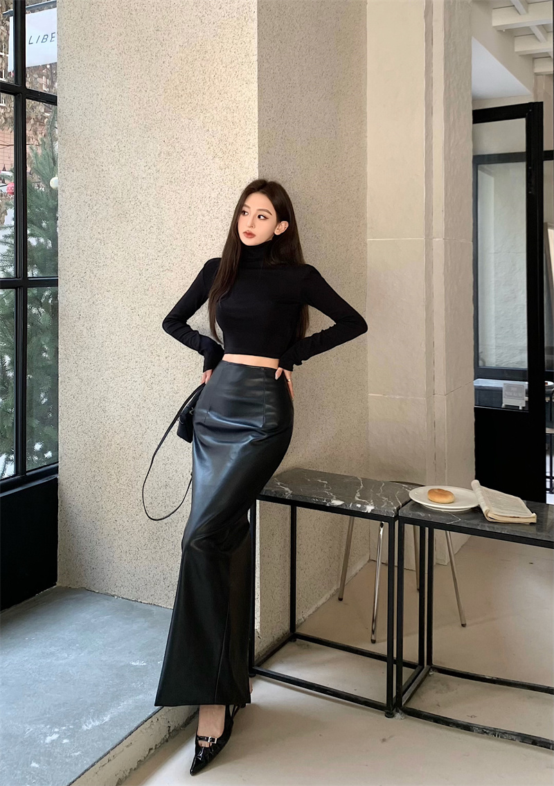 Real shot of a retro and stylish hottie looking slim in a high-necked long-sleeved top + high-waisted leather skirt