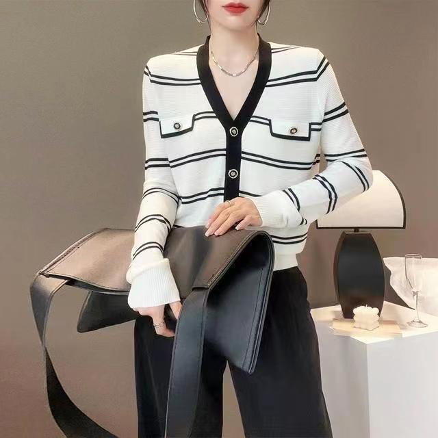 2023 new autumn fashionable sweet loose V-neck color-blocked striped fake pocket Korean style cardigan jacket for women