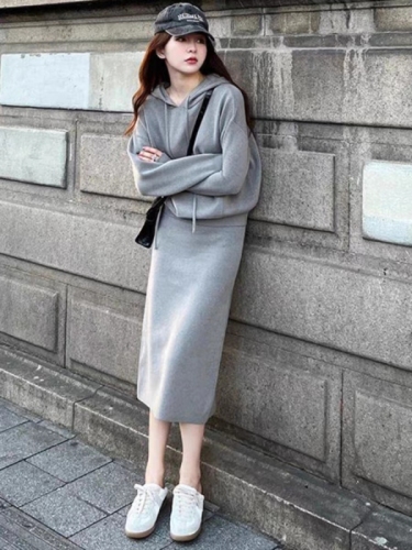 Soft and waxy casual knitted suit for women 2023 autumn and winter new hooded sweatshirt fashion slimming skirt two-piece trendy set