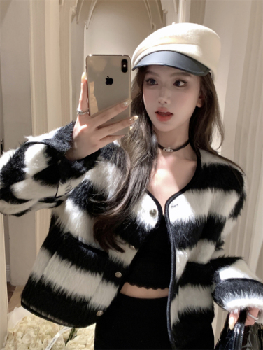 Actual shot of color-blocked striped woolen coat, Xiaoxiangfeng fashionable round neck single-breasted coat