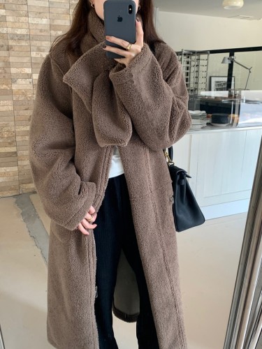 Actual shot of Korean casual, versatile and stylish lamb fur all-in-one mid-length warm jacket with scarf
