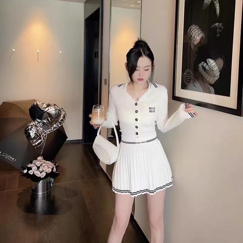 2023 Xiaoxiangfeng knitted fashion suit women's long-sleeved lapel long-sleeved top + high-waisted pleated skirt two-piece set