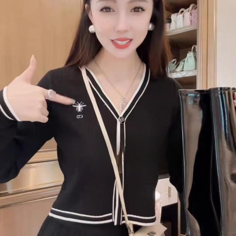 2023 new early autumn D suit skirt women's slim and temperament long-sleeved knitted top pleated skirt two-piece set