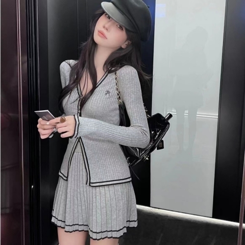 2023 new autumn two-piece set, noble, slim and elegant, small fragrant style, waist-cinching button, long-sleeved short skirt knitted suit
