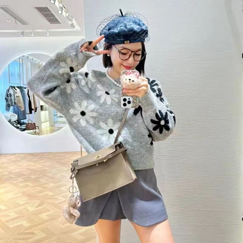 法單小眾2023秋冬新品復古文藝雛菊圓領灰色針織衫甜美寬鬆短毛衣