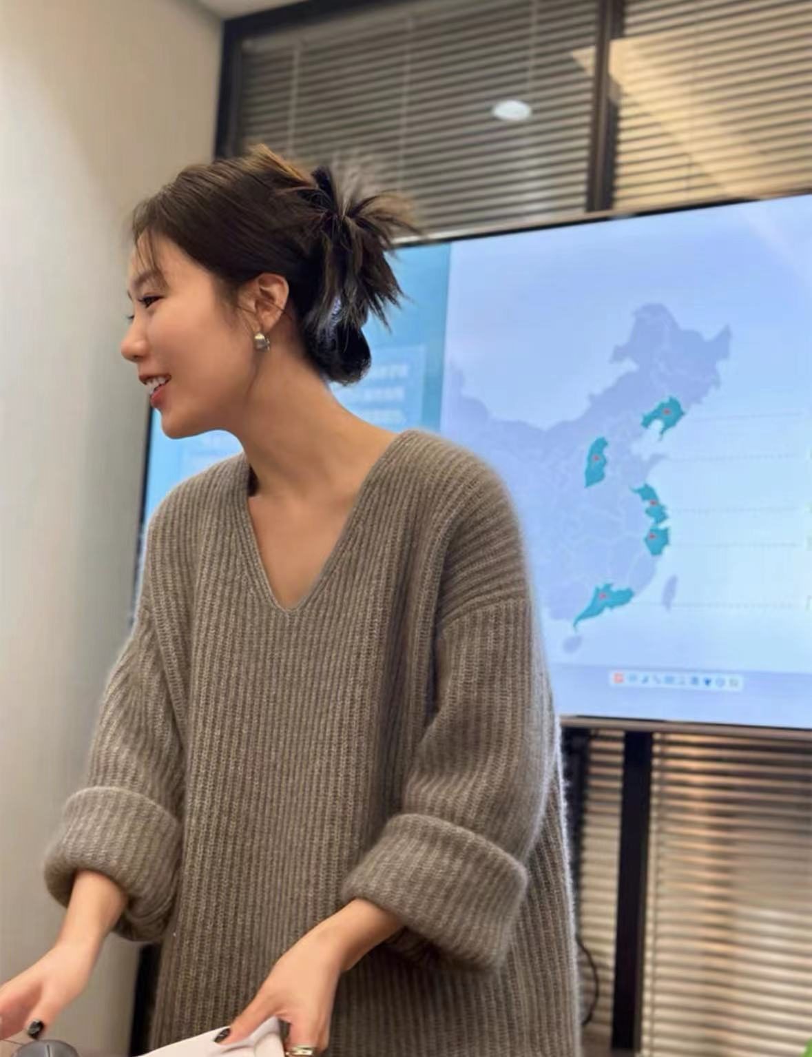 灰色v領浣熊絨套頭軟糯針織毛衣女春秋羊毛加厚寬鬆外穿