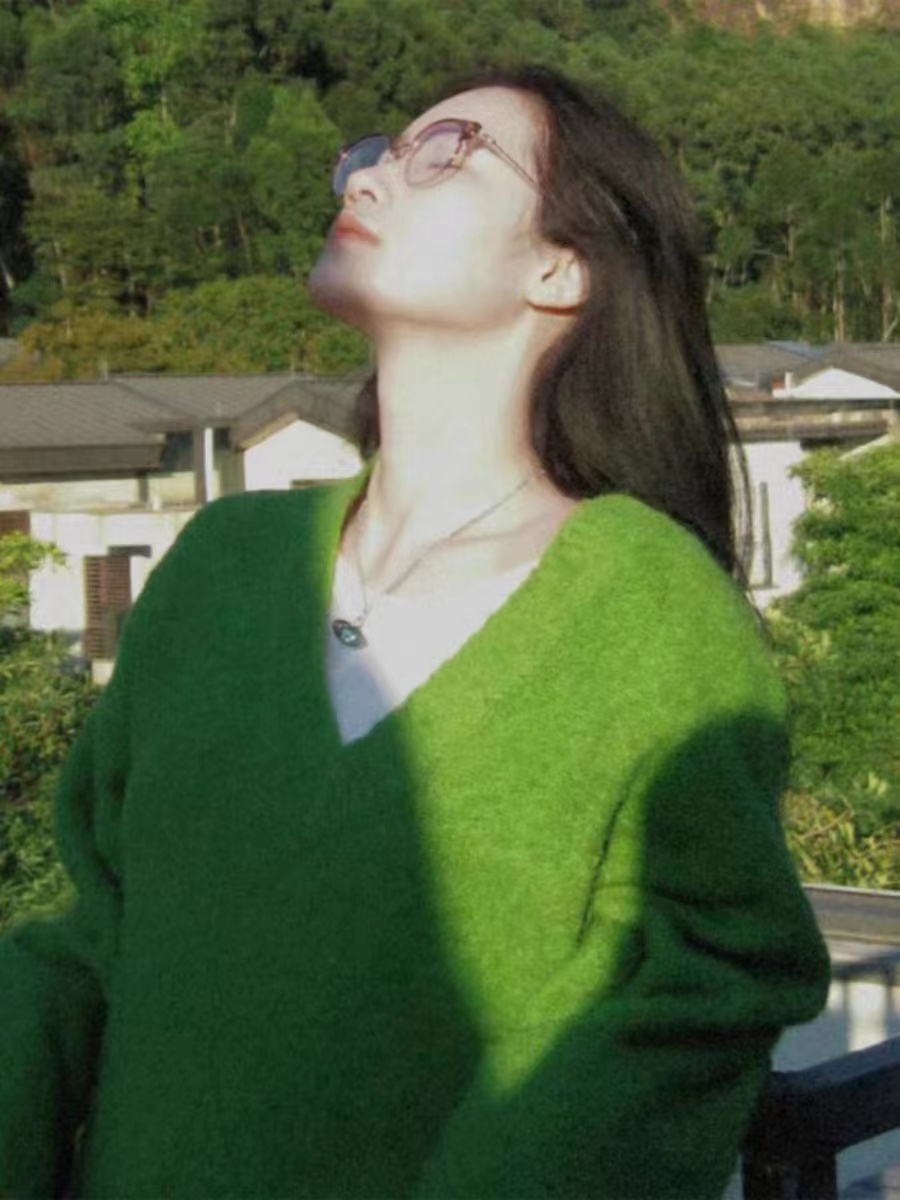 高級感慵懶風牛油果綠v領毛衣女秋冬軟糯風寬鬆中長款針織