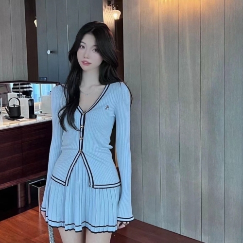 2023 new autumn two-piece set, noble, slim and elegant, small fragrant style, waist-cinching button, long-sleeved short skirt knitted suit