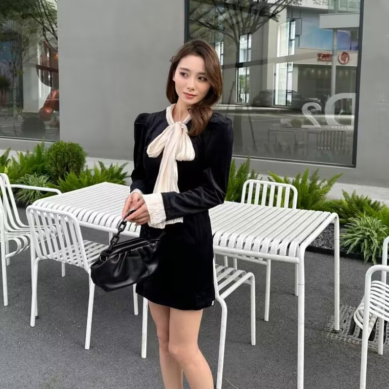 蝴蝶結系帶氣質絲絨連衣裙女2023秋冬季收腰顯瘦法式赫本風小黑裙