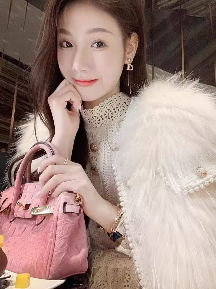 French high-end coat for women in autumn and winter, new style, loose round neck, thickened imitation fox fur cardigan top, trendy