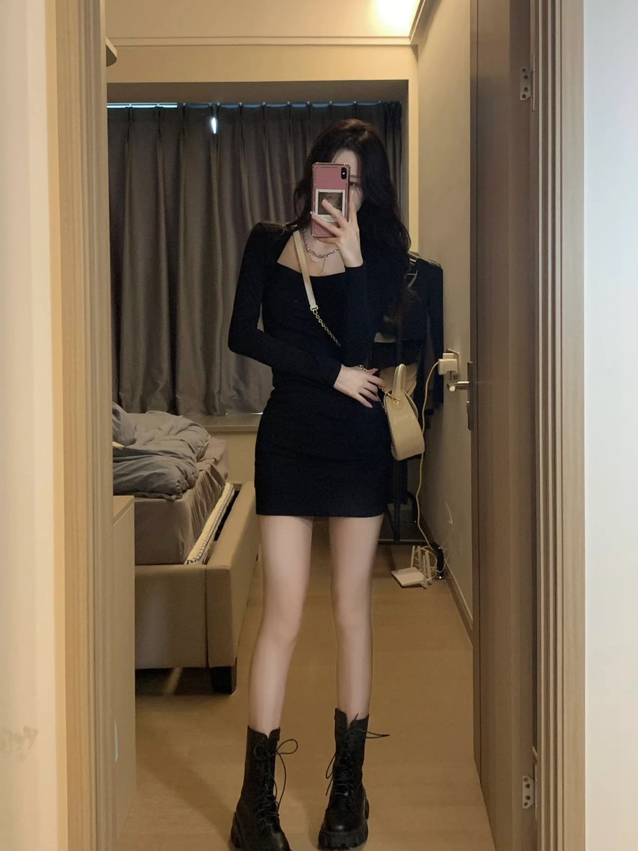 法式氣質黑色方領長袖連衣裙秋季女裝2023新款性感辣妹包臀短裙子