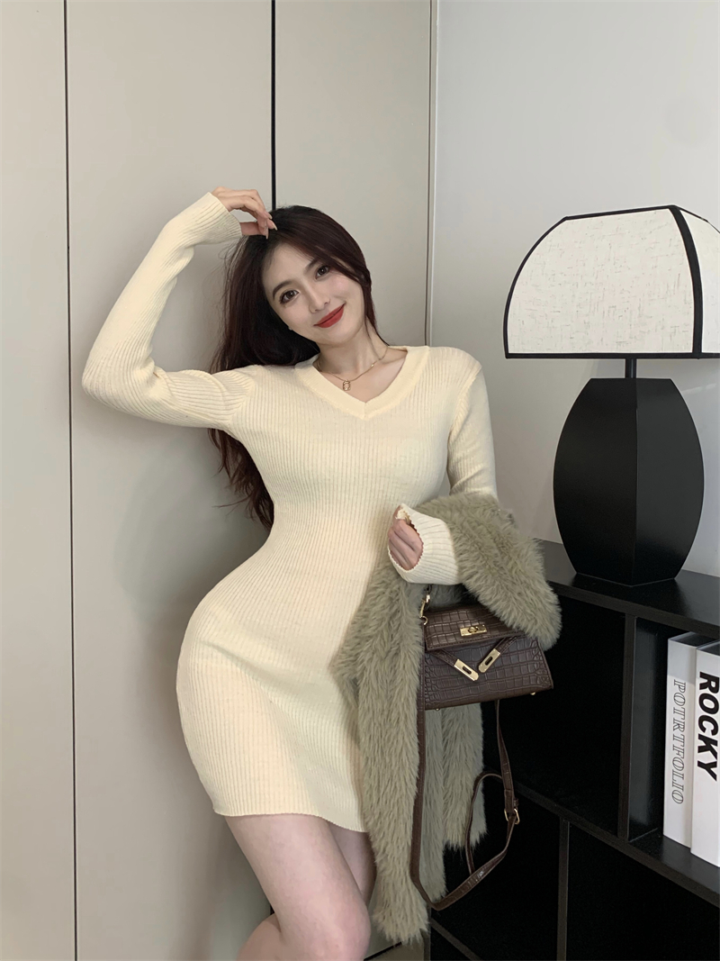 Actual shot of Korean style chic autumn and winter V-neck slim fit little knitted sweater hip-hugging dress