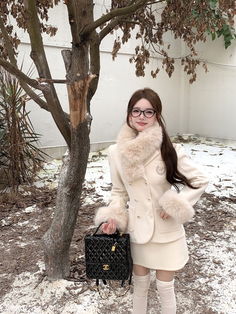 Actual shot of Shiroi Koibito autumn college slim fit fur collar suit, woolen suit, jacket and skirt suit