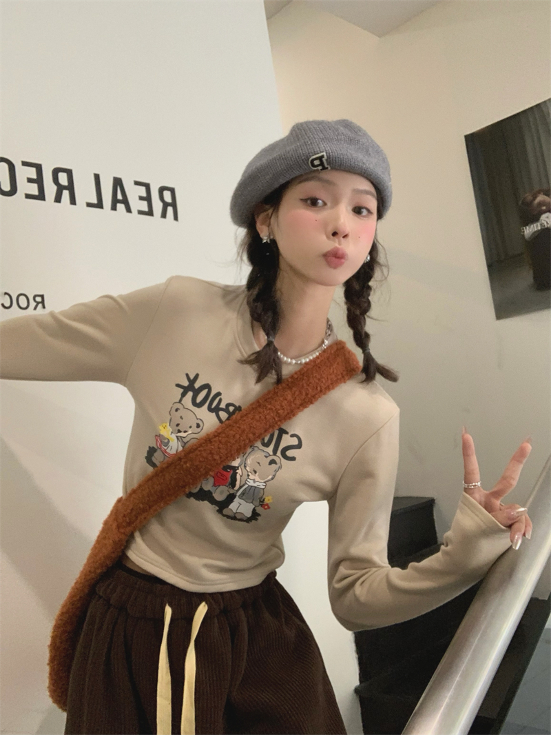 實拍  秋冬圓領短款小熊印花長袖打底T恤可外穿