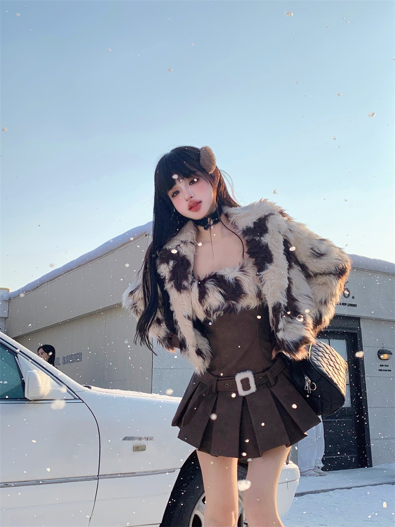 Actual shot of heart-warming milk cake retro imitation fur fur coat suit for women with waist slimming short skirt two-piece set