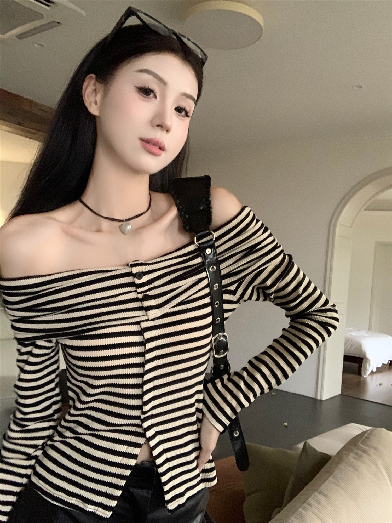 Actual shot~Autumn and winter new Korean style one-shoulder long-sleeved design slimming slit striped top for women