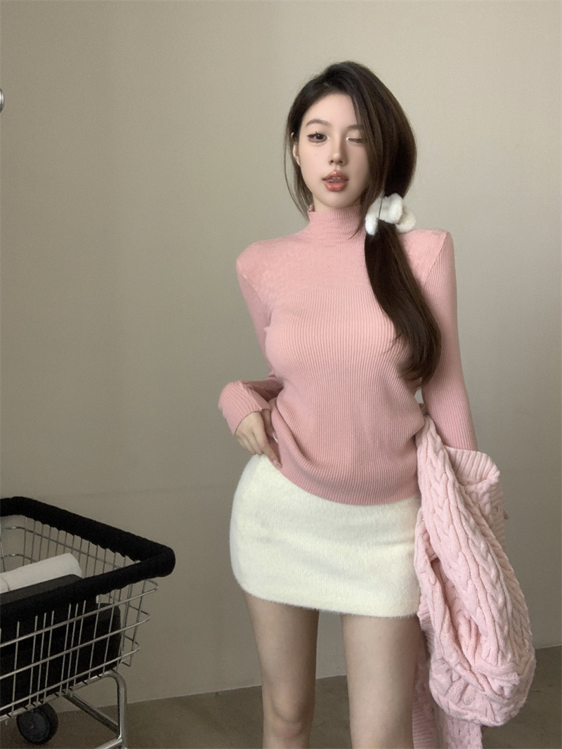Actual shot of autumn and winter half turtleneck soft and waxy slim-fit bottoming shirt with solid color knitted top underneath