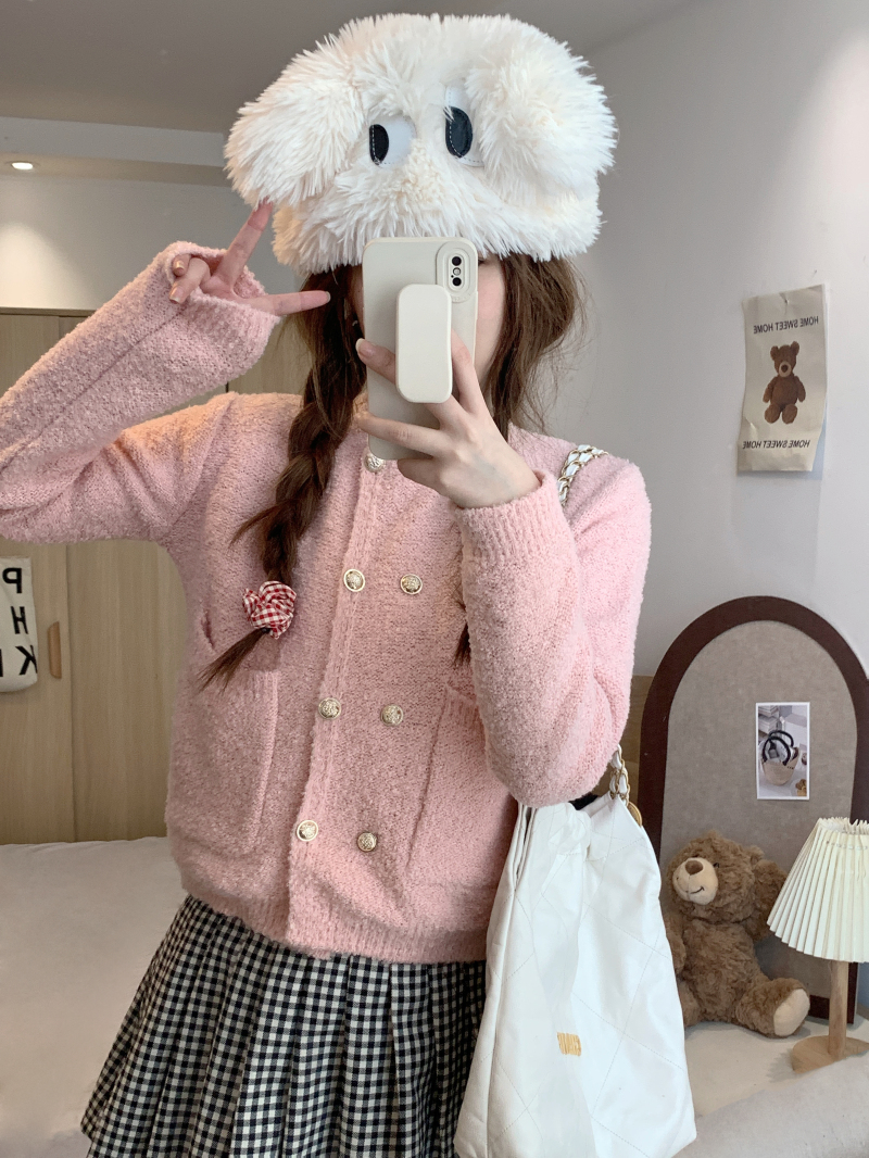 Actual shot of Xiaoxiang style gold-button knitted cardigan top, soft and waxy short sweater jacket in autumn and winter.