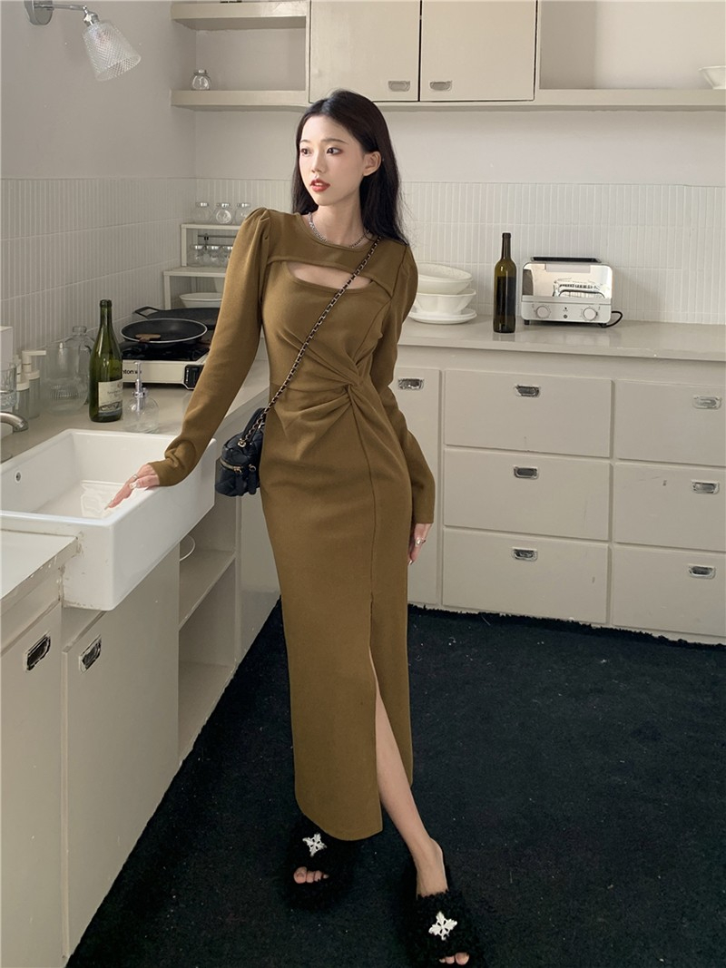 春裝新款鏈條設計感褶皺顯瘦連衣裙女性感開衩氣質裙子