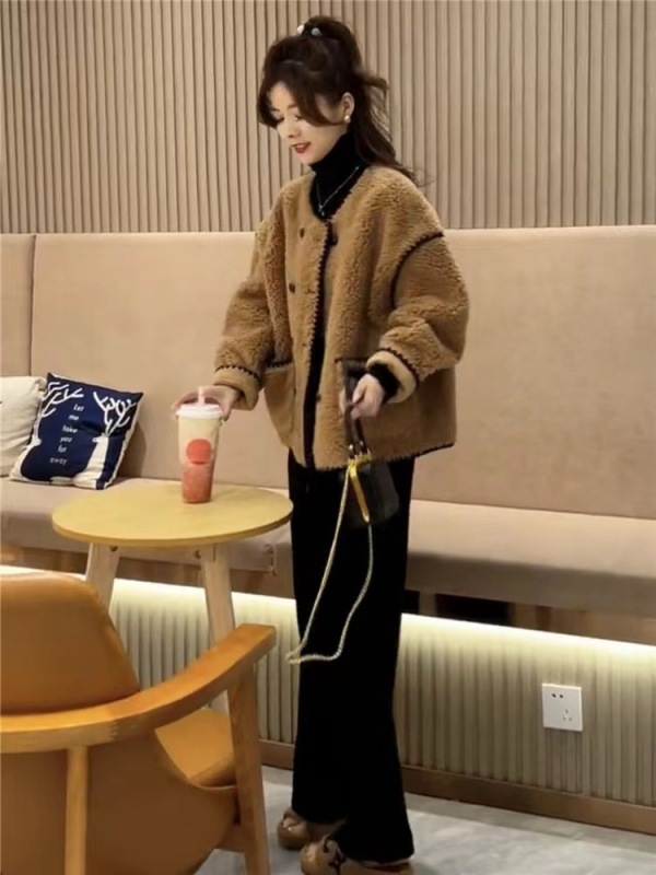 Grained velvet fur one-piece jacket for women in winter new design niche loose and versatile lamb wool jacket top