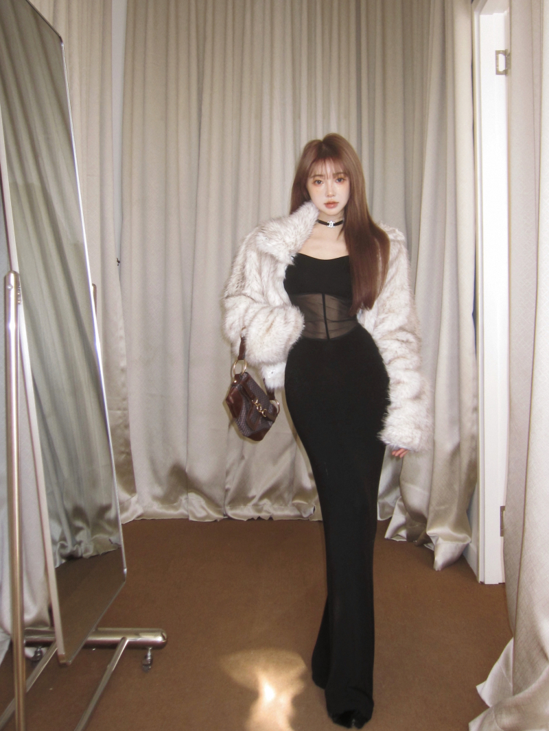 Real shot of black knitted hottie mesh spliced ​​fishtail dress + winter eco-friendly fur coat