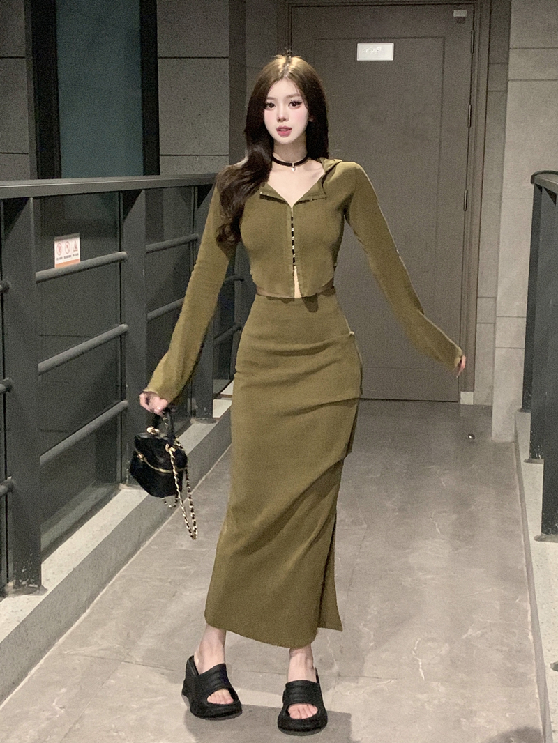 Real shot, minimalist visual sense, hooded top, high-waisted skirt, hot girl suit, women's autumn outfit, complete set