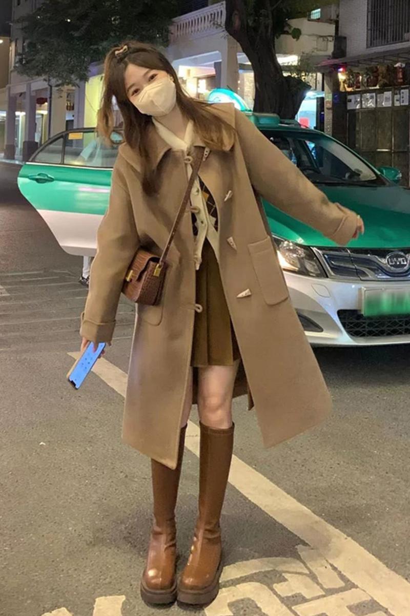 赫本風牛角扣毛呢外套女2023年秋冬新款中長款呢子大衣小個子加厚