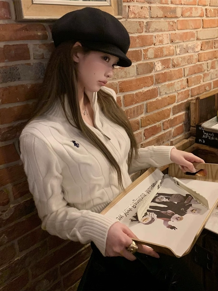 早安 立體絞花紋刺繡小標設計毛衣女冬小立領針織開衫外套樊樊