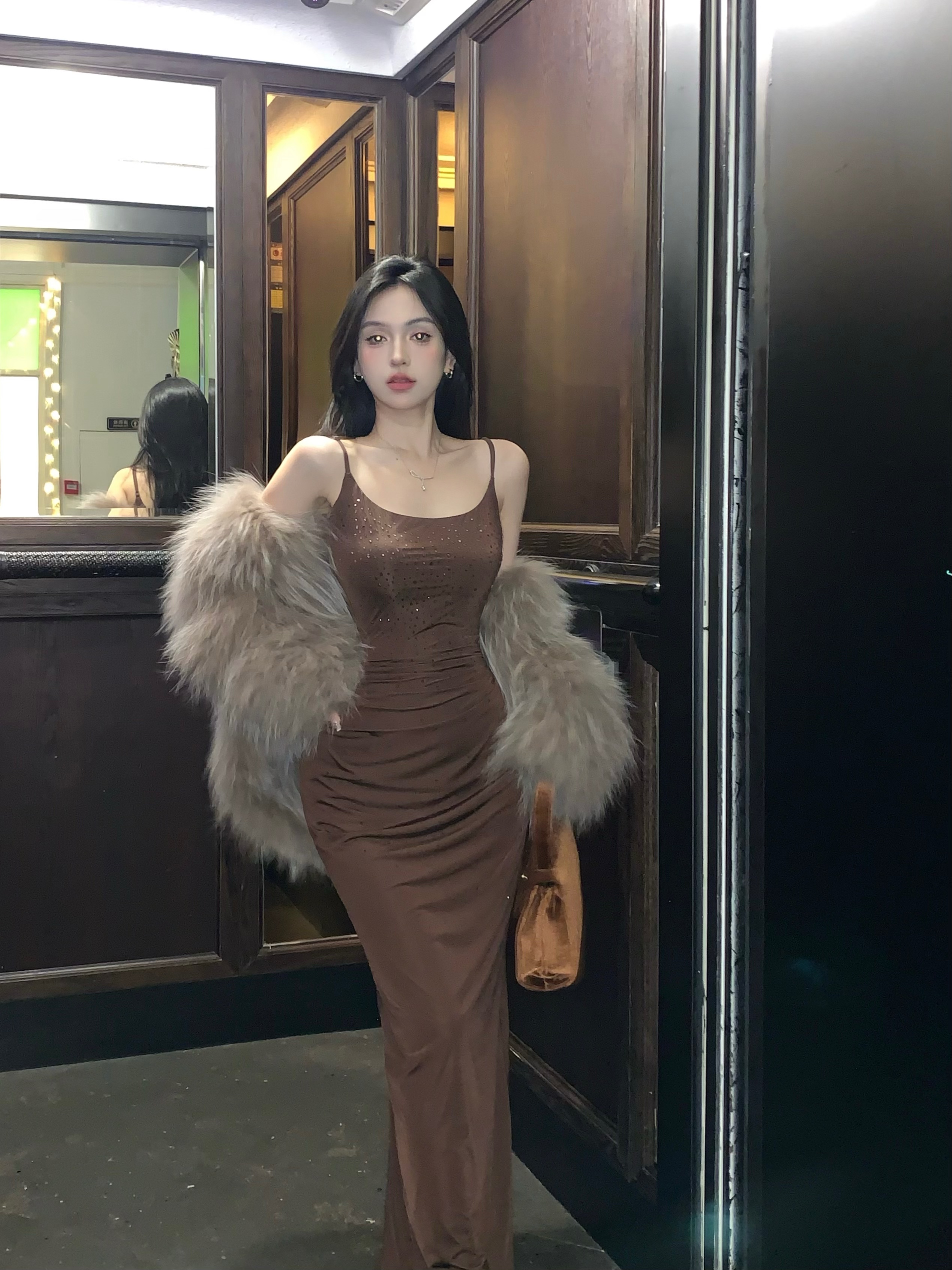 Real shot of sexy slim-fitting suspender-covering dress with sparkling diamond niche design mid-length skirt