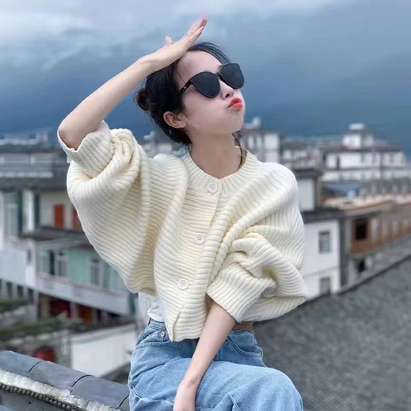 氛圍感短款白色針織開衫女春秋穿搭寬鬆慵懶風蝙蝠袖毛衣外套上衣